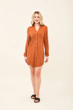 Carica l'immagine nel visualizzatore di Gallery, Model Front: Uv Line Chemise Shirtdress Copenhagen Caramelo Upf50+

