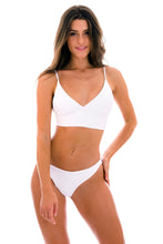 Carica l'immagine nel visualizzatore di Gallery, Model Front: Rio De Sol Ensemble Set Cotele-Branco Tri-Tank Comfy
