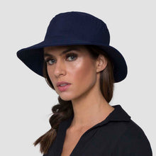 Carica l'immagine nel visualizzatore di Gallery, Model Front: Uv Line Bob Hat California Nac Fem Navy Blue Upf50+

