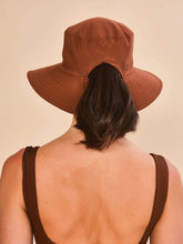 Carica l'immagine nel visualizzatore di Gallery, Model Back: Uv Line Bob Hat California Fem Cognac Upf50+
