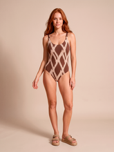 Carica l'immagine nel visualizzatore di Gallery, Model Front: Uv Line Une Pièce Swimsuit Ibiza Diamond Upf50+
