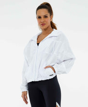 Carica l&#39;immagine nel visualizzatore di Gallery, Model Front: Alto Giro Fitness Haut Jaqueta Tecnospan Recortes Branco
