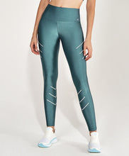 Carica l&#39;immagine nel visualizzatore di Gallery, Model Front: Alto Giro Fitness Bas Legging Atlanta Fitas Refletivas Verde Strong
