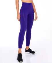 Carica l&#39;immagine nel visualizzatore di Gallery, Model Front: Alto Giro Fitness Bas Legging Blackout Ii Laser E Fusao Roxo Eletric
