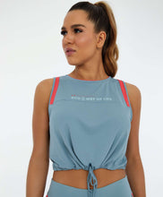 Carica l&#39;immagine nel visualizzatore di Gallery, Model Front: Alto Giro Fitness Haut Regata Eco Skin Fit Recortes E Regulagem Cinza Lead

