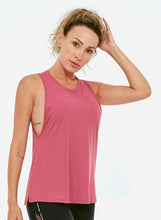 Carica l&#39;immagine nel visualizzatore di Gallery, Model Front: Alto Giro Fitness Haut Regata Skin Fit Aberturas Laterais Cinza Rosa
