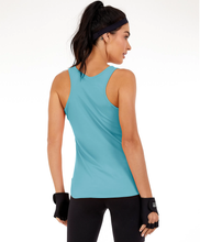 Carica l&#39;immagine nel visualizzatore di Gallery, Model Back: Alto Giro Fitness Haut Regata Skin Fit Alongada Gola V Azul Waters
