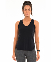 Carica l&#39;immagine nel visualizzatore di Gallery, Model Front: Alto Giro Fitness Haut Regata Skin Fit Alongada Gola V Preto
