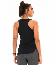 Carica l&#39;immagine nel visualizzatore di Gallery, Model Back: Alto Giro Fitness Haut Regata Skin Fit Alongada Gola V Preto
