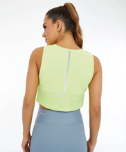 Carica l&#39;immagine nel visualizzatore di Gallery, Model Back: Alto Giro Fitness Haut Regata Skin Fit Cropped Refletivo Verde Sharp
