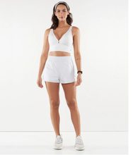 Carica l&#39;immagine nel visualizzatore di Gallery, Model Front: Alto Giro Fitness Bas Shorts Bahamas Branco
