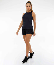 Carica l&#39;immagine nel visualizzatore di Gallery, Model Front: Alto Giro Fitness Bas Shorts Bahamas Elastic Abertura Lateral Preto

