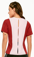Carica l&#39;immagine nel visualizzatore di Gallery, Model Back: Alto Giro Fitness Haut T-Shirt Skin Fit Energy Flows Rosa

