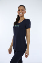 Carica l&#39;immagine nel visualizzatore di Gallery, Model Front: Alto Giro Fitness Haut T-Shirt Skin Fit Inspiracionais Preto
