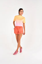 Carica l&#39;immagine nel visualizzatore di Gallery, Model Front: Alto Giro Fitness Haut T-Shirt Sunset Amarelo Amber

