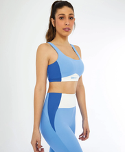 Carica l&#39;immagine nel visualizzatore di Gallery, Model Front: Alto Giro Fitness Haut Top Blackout Cos Anatomico Azul Soft
