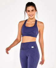 Carica l&#39;immagine nel visualizzatore di Gallery, Model Front: Alto Giro Fitness Haut Top Circuit Blackout Costas Nadador Cinza Graystone
