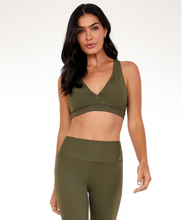 Carica l&#39;immagine nel visualizzatore di Gallery, Model Front: Alto Giro Fitness Haut Top Hyper Costas Nadador Verde Olive
