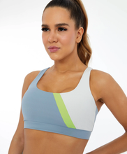 Carica l&#39;immagine nel visualizzatore di Gallery, Model Front: Alto Giro Fitness Haut Top Hyper Recorte Diagonal E Refletivo Cinza Wind
