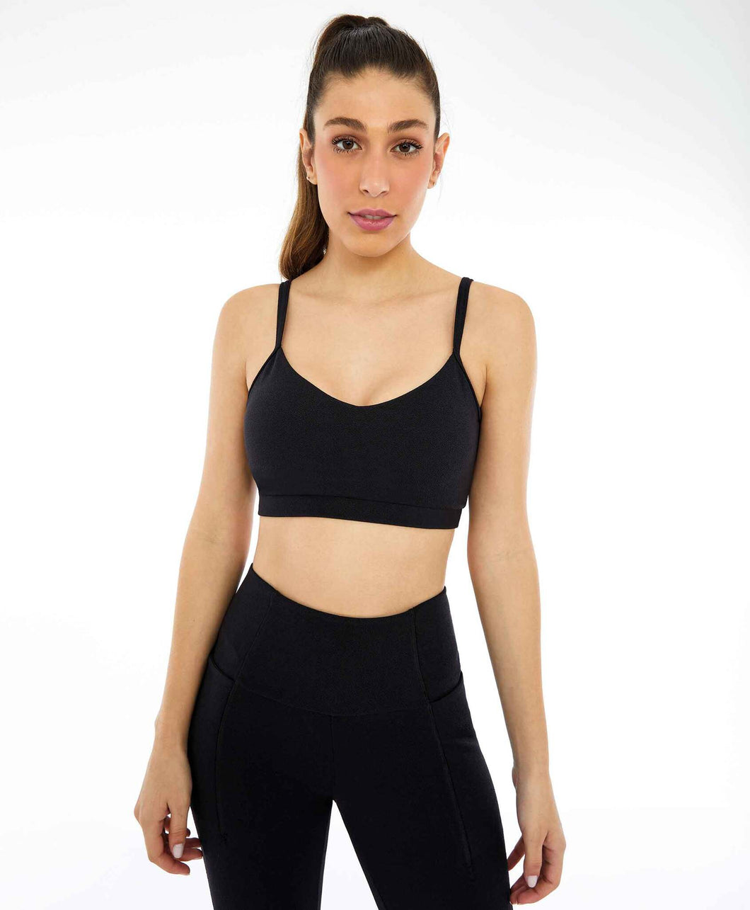 Model Front: Alto Giro Fitness Haut Top Unique Reverse Preto