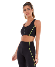 Carica l&#39;immagine nel visualizzatore di Gallery, Model Front: Alto Giro Fitness Haut Top Velocity Com Ziper Holografico Preto
