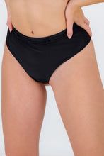 Carica l&#39;immagine nel visualizzatore di Gallery, Bottom Shimmer-Black Hotpants
