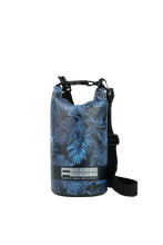 Carica l&#39;immagine nel visualizzatore di Gallery, Model Front: Feelfree Sac De Plage Dry Tube 1,5L Tropical Mid Night Blue
