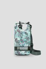 Carica l&#39;immagine nel visualizzatore di Gallery, Model Front: Feelfree Sac De Plage Dry Tube 1,5L Tropical Organic Teal
