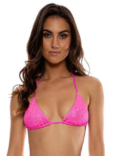 Carica l&#39;immagine nel visualizzatore di Gallery, Model Front: Luli Fama Haut Top Wavy Ruched Bella Metallic Hot Pink
