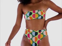 Carica e avvia il video nel visualizzatore di galleria, Video: Rio De Sol Ensemble Set Garden-City Bandeau-Reto Hotpant-Cos
