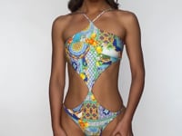 Carica e avvia il video nel visualizzatore di galleria, Video: Luli Fama Une Pièce Handkerchief Amalfi
