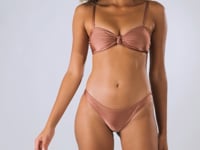 Carica e avvia il video nel visualizzatore di galleria, Video: Rio De Sol Haut Top Shimmer-Copper Bandeau-Joy
