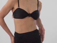 Carica e avvia il video nel visualizzatore di galleria, Video: Rio De Sol Jupe De Page Black Mini Skirt Ruched
