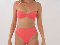 Carica e avvia il video nel visualizzatore di galleria, Video: Rio De Sol Ensemble Set Malibu-Folia Bandeau-Iris Highwaist-Spin-Iris
