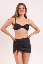 Carica l&#39;immagine nel visualizzatore di Gallery, Model Front: Rio De Sol Jupe De Page Black Mini Skirt Ruched

