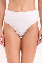 Carica l&#39;immagine nel visualizzatore di Gallery, Gallery: Rio De Sol Bas Bottom Memphis-White Hotpants
