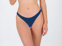 Carica l&#39;immagine nel visualizzatore di Gallery, Model Front: Rio De Sol Bas Bottom Navy Essential-Comfy
