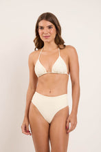 Carica l&#39;immagine nel visualizzatore di Gallery, Model Front: Rio De Sol Bas Bottom Off-White Hotpants
