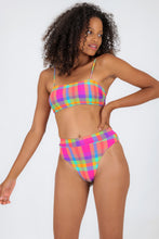 Carica l&#39;immagine nel visualizzatore di Gallery, Model Front: Rio De Sol Bas Bottom Tulip-Garden Hotpant-Cos
