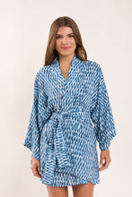 Carica l&#39;immagine nel visualizzatore di Gallery, Model Front: Rio De Sol Robe De Plage Chuva Kimono

