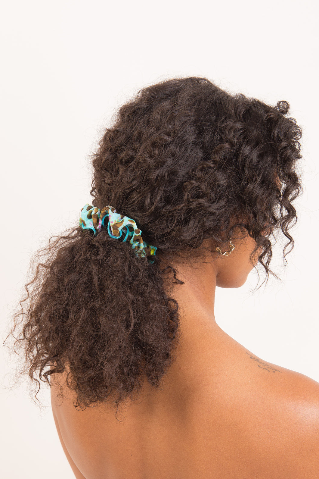 Model Front: Rio De Sol Chouchou Morumbi Scrunchie