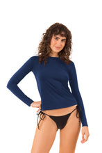 Carica l&#39;immagine nel visualizzatore di Gallery, Model Front: Rio De Sol Haut Navy Rash-Guard
