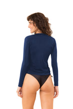 Carica l&#39;immagine nel visualizzatore di Gallery, Model Back: Rio De Sol Haut Navy Rash-Guard
