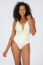 Carica l&#39;immagine nel visualizzatore di Gallery, Model Front: Rio De Sol Une Pièce Off-White Marina
