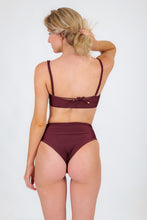 Carica l&#39;immagine nel visualizzatore di Gallery, Model Back: Rio De Sol Ensemble Set Barolo Bandeau-Reto Hotpants
