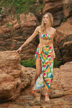 Carica l&#39;immagine nel visualizzatore di Gallery, Image 11: Rio De Sol Ensemble Set Garden-City Bandeau-Reto Hotpant-Cos
