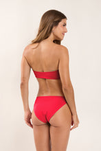 Carica l&#39;immagine nel visualizzatore di Gallery, Model Back: Rio De Sol Ensemble Set Hibiscus Lani Waikiki
