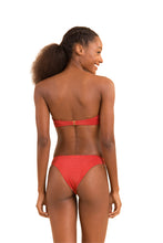Carica l&#39;immagine nel visualizzatore di Gallery, Model Back: Rio De Sol Ensemble Set Malibu-Chili Bandeau-Duo Essential
