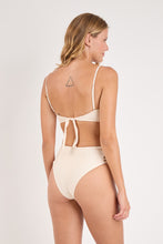 Carica l&#39;immagine nel visualizzatore di Gallery, Model Back: Rio De Sol Ensemble Set Malibu-Natural Bandeau-Iris High-Waist-Spin-Iris
