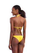 Carica l&#39;immagine nel visualizzatore di Gallery, Model Back: Rio De Sol Ensemble Set Malibu-Yellow Tri-Inv Cheeky-Tie
